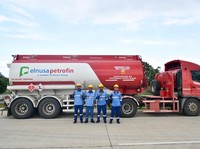 Awak Tangki Pertamina Tetap Salurkan BBM di Tengah Banjir dan Longsor