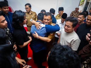 Ahmad Luthfi Rangkul Mahasiswa Korban Bencana Sumatera: Kamu Punya Bapak di Sini