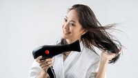 Ngeringin Rambut Sambil Kerja atau Dandan? Coba Hair Dryer Berdiri Ini 