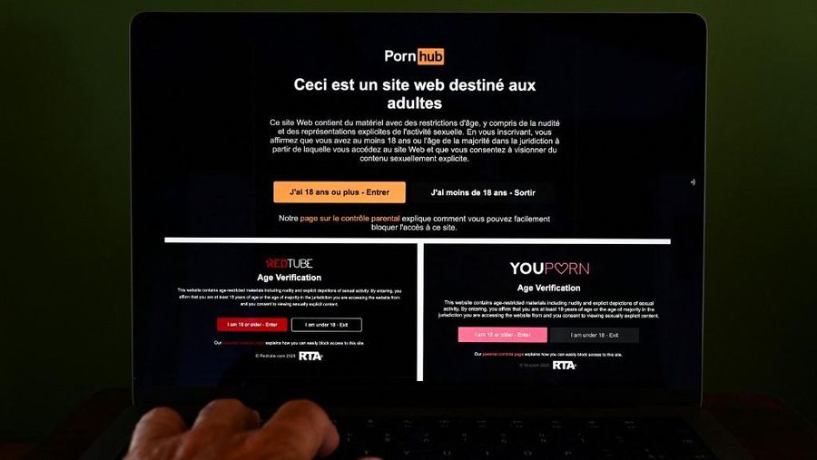 Ilustrasi situs Pornhub. (Photo by GABRIEL BOUYS / AFP)