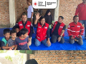 Video: Jadi Relawan PMI, Komeng Hibur Anak-anak Korban Bencana Sumatera