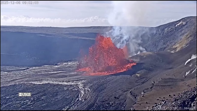 Lava menyembur dari gunung berapi Kilauea di Hawaii pada hari Sabtu (6 Desember), berdasarkan rekaman dari Survei Geologi Amerika Serikat (USGS). (Tangkapan Layar Video Reuters/United States Geological Survey)