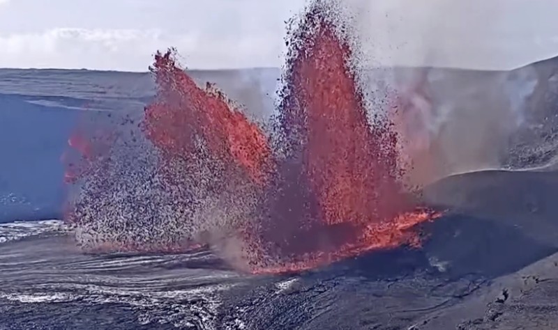 Lava menyembur dari gunung berapi Kilauea di Hawaii pada hari Sabtu (6 Desember), berdasarkan rekaman dari Survei Geologi Amerika Serikat (USGS). (Tangkapan Layar Video Reuters/United States Geological Survey)