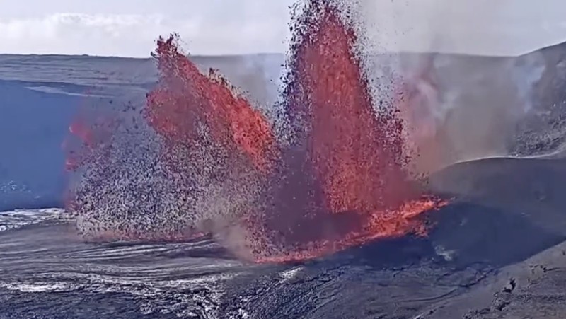 Lava menyembur dari gunung berapi Kilauea di Hawaii pada hari Sabtu (6 Desember), berdasarkan rekaman dari Survei Geologi Amerika Serikat (USGS). (Tangkapan Layar Video Reuters/United States Geological Survey)