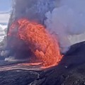 Ngeri! Gunung Erupsi Menggila, Semburan Lava Capai 15-30 M ke Langit