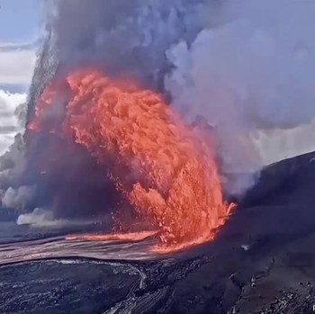 Ngeri! Gunung Erupsi Menggila, Semburan Lava Capai 15-30 M ke Langit