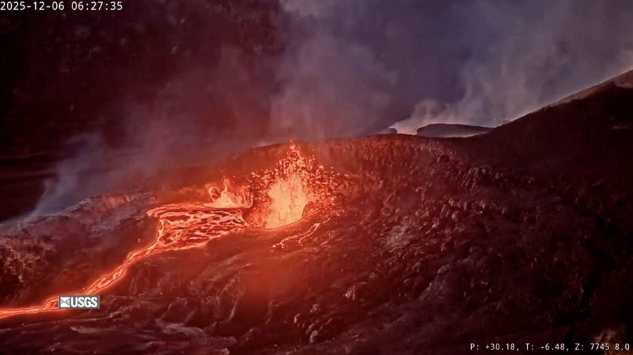 Lava menyembur dari gunung berapi Kilauea di Hawaii pada hari Sabtu (6 Desember), berdasarkan rekaman dari Survei Geologi Amerika Serikat (USGS). (Tangkapan Layar Video Reuters/United States Geological Survey)