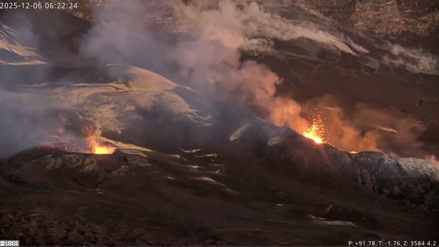 Lava menyembur dari gunung berapi Kilauea di Hawaii pada hari Sabtu (6 Desember), berdasarkan rekaman dari Survei Geologi Amerika Serikat (USGS). (Tangkapan Layar Video Reuters/United States Geological Survey)