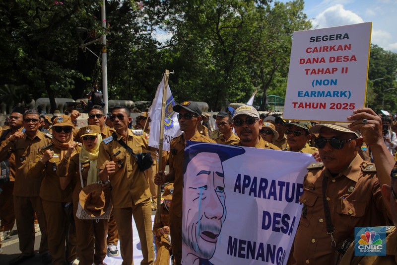Massa yang tergabung dalam Asosiasi Pemerintah Desa Seluruh Indonesia (APDESI) melakukan aksi unjuk rasa di Jalan Medan Merdeka Selatan, Senin (8/12/2025). (CNBC Indonesia/Faisal Rahman)