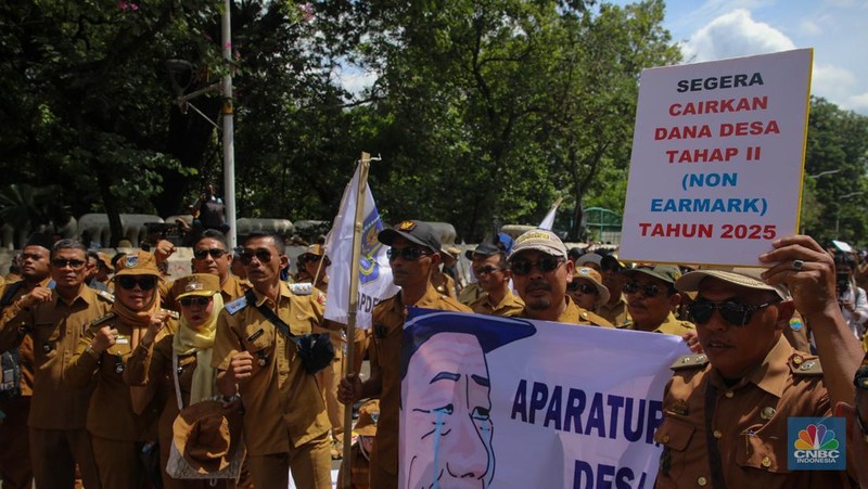 Massa yang tergabung dalam Asosiasi Pemerintah Desa Seluruh Indonesia (APDESI) melakukan aksi unjuk rasa di Jalan Medan Merdeka Selatan, Senin (8/12/2025). (CNBC Indonesia/Faisal Rahman)