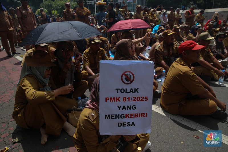 Massa yang tergabung dalam Asosiasi Pemerintah Desa Seluruh Indonesia (APDESI) melakukan aksi unjuk rasa di Jalan Medan Merdeka Selatan, Senin (8/12/2025). (CNBC Indonesia/Faisal Rahman)