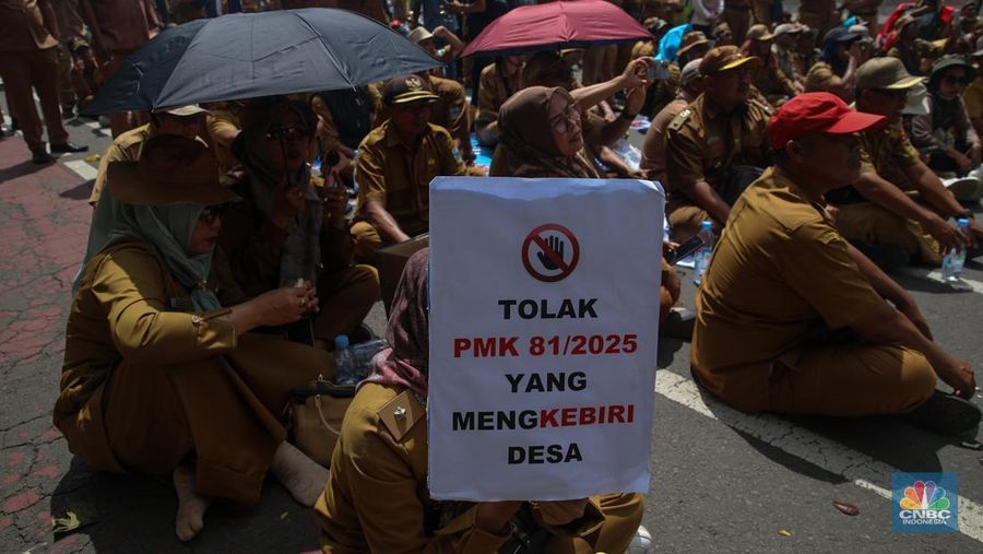 Massa yang tergabung dalam Asosiasi Pemerintah Desa Seluruh Indonesia (APDESI) melakukan aksi unjuk rasa di Jalan Medan Merdeka Selatan, Senin (8/12/2025). (CNBC Indonesia/Faisal Rahman)