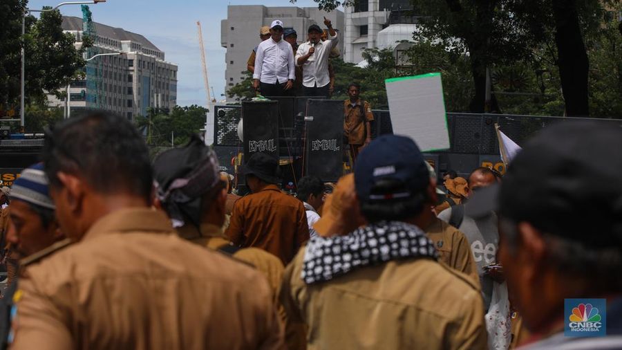 Massa yang tergabung dalam Asosiasi Pemerintah Desa Seluruh Indonesia (APDESI) melakukan aksi unjuk rasa di Jalan Medan Merdeka Selatan, Senin (8/12/2025). (CNBC Indonesia/Faisal Rahman)