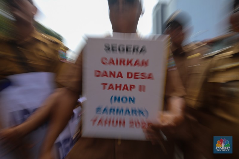 Massa yang tergabung dalam Asosiasi Pemerintah Desa Seluruh Indonesia (APDESI) melakukan aksi unjuk rasa di Jalan Medan Merdeka Selatan, Senin (8/12/2025). (CNBC Indonesia/Faisal Rahman)