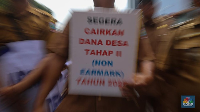 Massa yang tergabung dalam Asosiasi Pemerintah Desa Seluruh Indonesia (APDESI) melakukan aksi unjuk rasa di Jalan Medan Merdeka Selatan, Senin (8/12/2025). (CNBC Indonesia/Faisal Rahman)