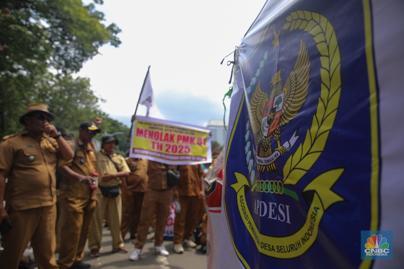 Massa yang tergabung dalam Asosiasi Pemerintah Desa Seluruh Indonesia (APDESI) melakukan aksi unjuk rasa di Jalan Medan Merdeka Selatan, Senin (8/12/2025). (CNBC Indonesia/Faisal Rahman)