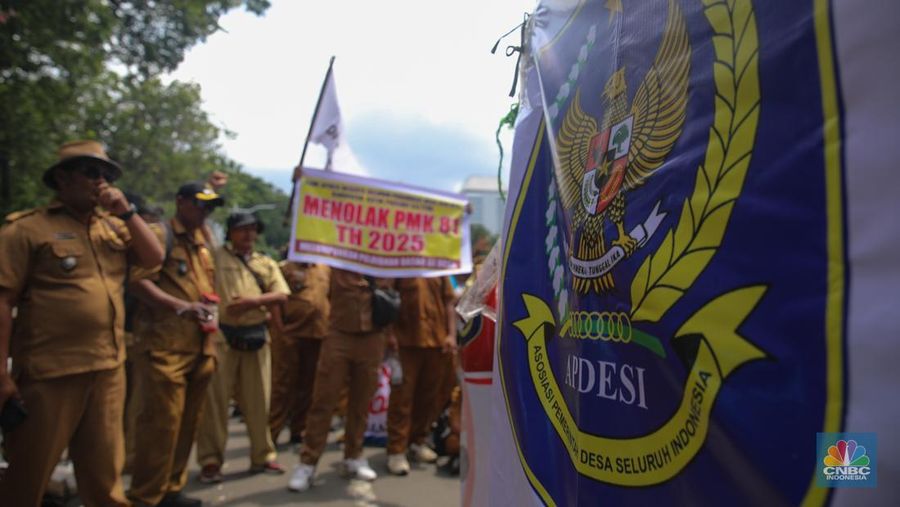 Massa yang tergabung dalam Asosiasi Pemerintah Desa Seluruh Indonesia (APDESI) melakukan aksi unjuk rasa di Jalan Medan Merdeka Selatan, Senin (8/12/2025). (CNBC Indonesia/Faisal Rahman)