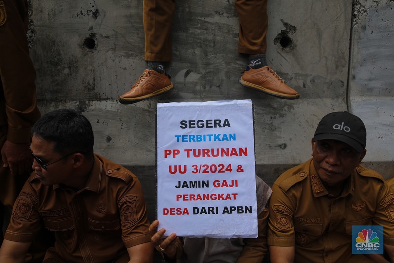 Massa yang tergabung dalam Asosiasi Pemerintah Desa Seluruh Indonesia (APDESI) melakukan aksi unjuk rasa di Jalan Medan Merdeka Selatan, Senin (8/12/2025). (CNBC Indonesia/Faisal Rahman)