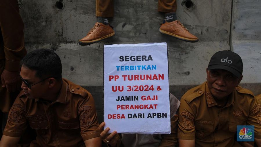 Massa yang tergabung dalam Asosiasi Pemerintah Desa Seluruh Indonesia (APDESI) melakukan aksi unjuk rasa di Jalan Medan Merdeka Selatan, Senin (8/12/2025). (CNBC Indonesia/Faisal Rahman)