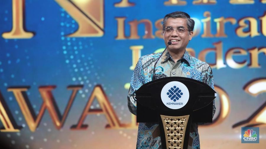 Menteri Ketenagakerjaan, Yassierli menyampaikan sambutan dalam acara Naker Inspirational Leadership Award 2025 di Balai Kartini, Jakarta, Senin (8/12/2025). (CNBC Indonesia/Faisal Rahman)