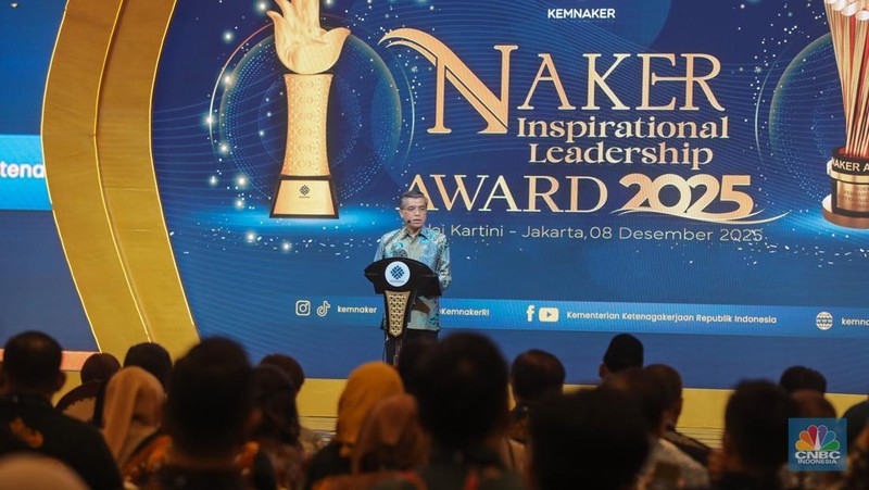 Foto bersama penerima penghargaan dalam acara Naker Inspirational Leadership Award 2025 di Balai Kartini, Jakarta, Senin (8/12/2025). (CNBC Indonesia/Faisal Rahman)