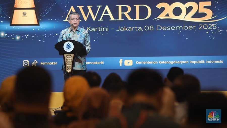 Menteri Ketenagakerjaan, Yassierli menyampaikan sambutan dalam acara Naker Inspirational Leadership Award 2025 di Balai Kartini, Jakarta, Senin (8/12/2025). (CNBC Indonesia/Faisal Rahman)