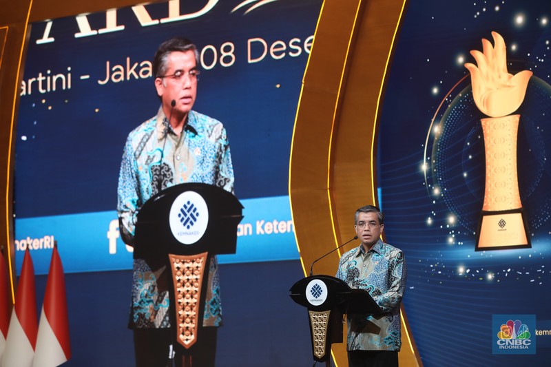 Foto bersama penerima penghargaan dalam acara Naker Inspirational Leadership Award 2025 di Balai Kartini, Jakarta, Senin (8/12/2025). (CNBC Indonesia/Faisal Rahman)