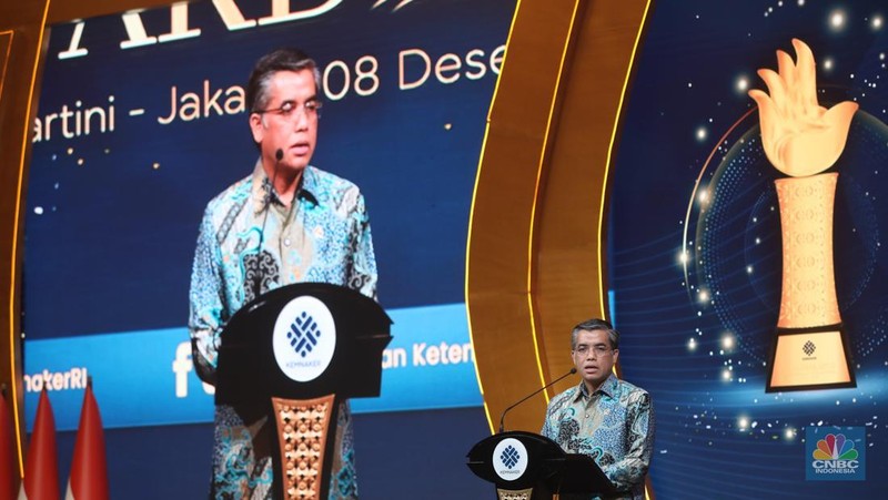 Foto bersama penerima penghargaan dalam acara Naker Inspirational Leadership Award 2025 di Balai Kartini, Jakarta, Senin (8/12/2025). (CNBC Indonesia/Faisal Rahman)