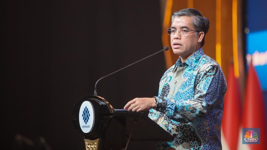 Menteri Ketenagakerjaan, Yassierli menyampaikan sambutan dalam acara Naker Inspirational Leadership Award 2025 di Balai Kartini, Jakarta, Senin (8/12/2025). (CNBC Indonesia/Faisal Rahman)