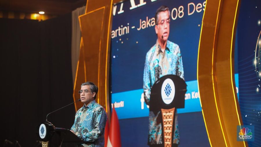 Menteri Ketenagakerjaan, Yassierli menyampaikan sambutan dalam acara Naker Inspirational Leadership Award 2025 di Balai Kartini, Jakarta, Senin (8/12/2025). (CNBC Indonesia/Faisal Rahman)