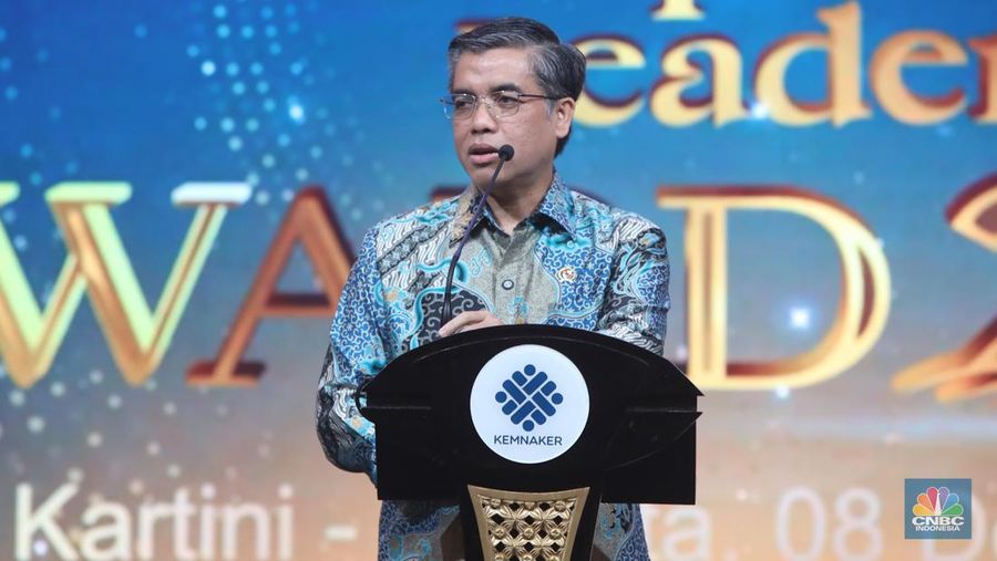 Menteri Ketenagakerjaan, Yassierli menyampaikan sambutan dalam acara Naker Inspirational Leadership Award 2025 di Balai Kartini, Jakarta, Senin (8/12/2025). (CNBC Indonesia/Faisal Rahman)
