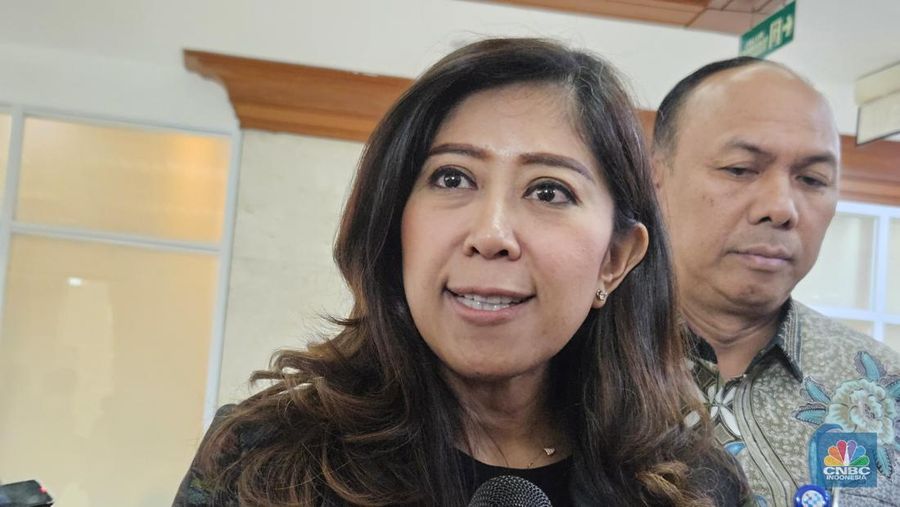 Menteri Komunikasi dan Digital Meutya Hafid saat ditemui usai rapat kerja dengan Komisi I DPR RI, di Jakarta, Senin (8/12/2025). (CNBC Indonesia/
Intan Rakhmayanti Dewi)