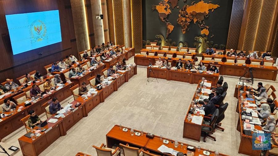 Menteri Komunikasi dan Digital, Meutya Hafid saat rapat dengan Komisi I DPR RI di Komplek Parlemen, Jakarta, Senin (8/12/2025). (CNBC Indonesia/Intan Rakhmayanti)