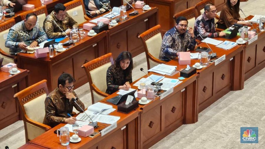 Menteri Komunikasi dan Digital, Meutya Hafid saat rapat dengan Komisi I DPR RI di Komplek Parlemen, Jakarta, Senin (8/12/2025). (CNBC Indonesia/Intan Rakhmayanti)