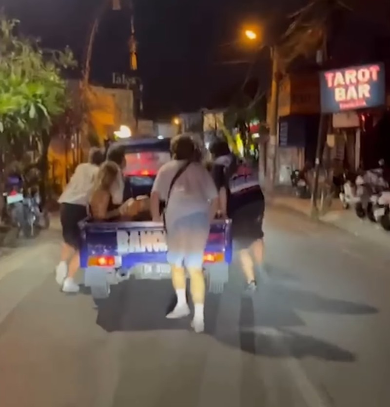 Mobil pikap biru yang digunakan sebagai layanan taksi dalam konten di Instagram Bonnie Blue. (Tangkapan layar via Detikcom)