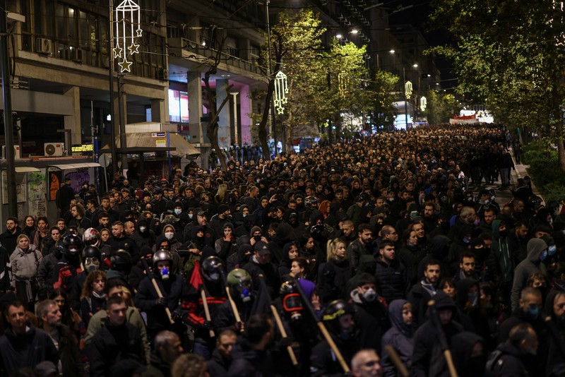 Para pengunjuk rasa berbaris selama demonstrasi peringatan penembakan polisi tahun 2008 terhadap pelajar berusia 15 tahun Alexandros Grigoropoulos, di Athena, Yunani, 6 Desember 2025. (REUTERS/Stelios Misinas)