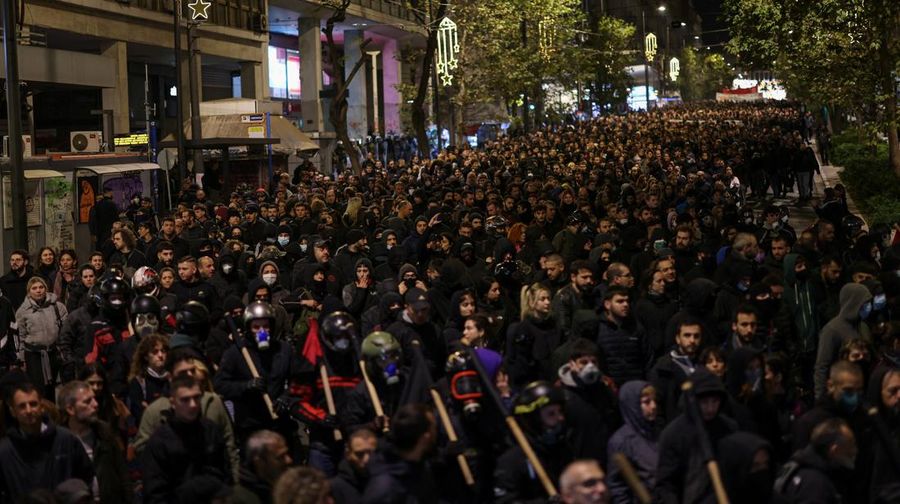 Para pengunjuk rasa berbaris selama demonstrasi peringatan penembakan polisi tahun 2008 terhadap pelajar berusia 15 tahun Alexandros Grigoropoulos, di Athena, Yunani, 6 Desember 2025. (REUTERS/Stelios Misinas)