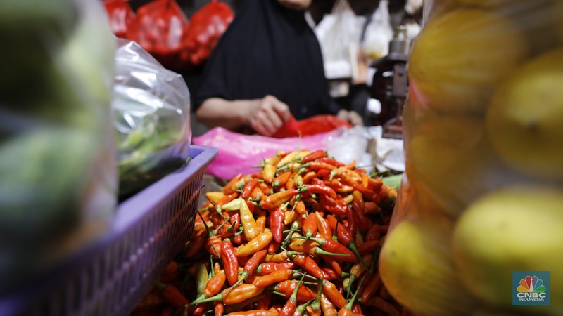 Pedagag menunggu calon pembeli di Pasar Kebayoran Lama, Jakarta, Senin (8/12/2025). (CNBC Indonesia/Tri Susilo)
