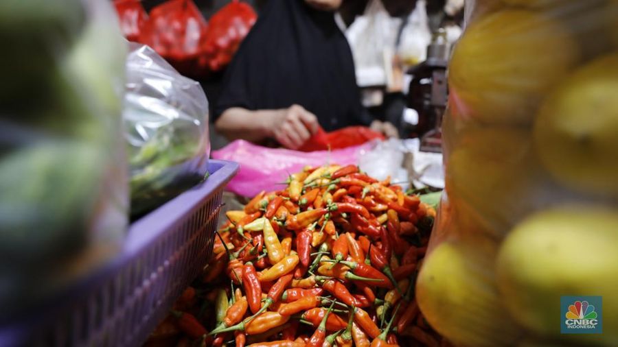 Pedagag menunggu calon pembeli di Pasar Kebayoran Lama, Jakarta, Senin (8/12/2025). (CNBC Indonesia/Tri Susilo)