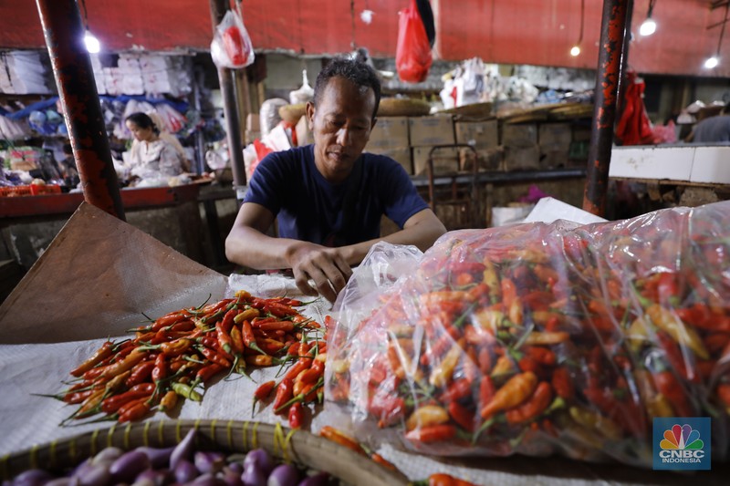 Pedagag menunggu calon pembeli di Pasar Kebayoran Lama, Jakarta, Senin (8/12/2025). (CNBC Indonesia/Tri Susilo)