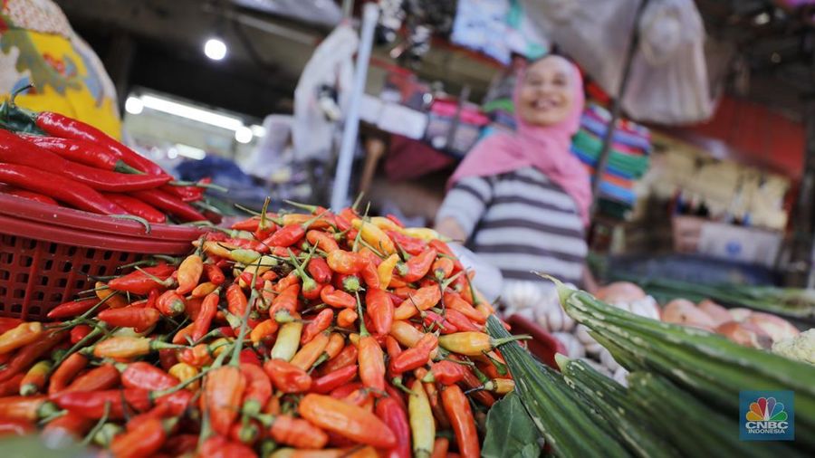 Pedagag menunggu calon pembeli di Pasar Kebayoran Lama, Jakarta, Senin (8/12/2025). (CNBC Indonesia/Tri Susilo)