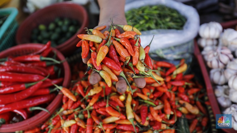 Pedagag menunggu calon pembeli di Pasar Kebayoran Lama, Jakarta, Senin (8/12/2025). (CNBC Indonesia/Tri Susilo)