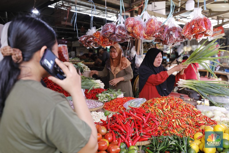 Pedagag menunggu calon pembeli di Pasar Kebayoran Lama, Jakarta, Senin (8/12/2025). (CNBC Indonesia/Tri Susilo)