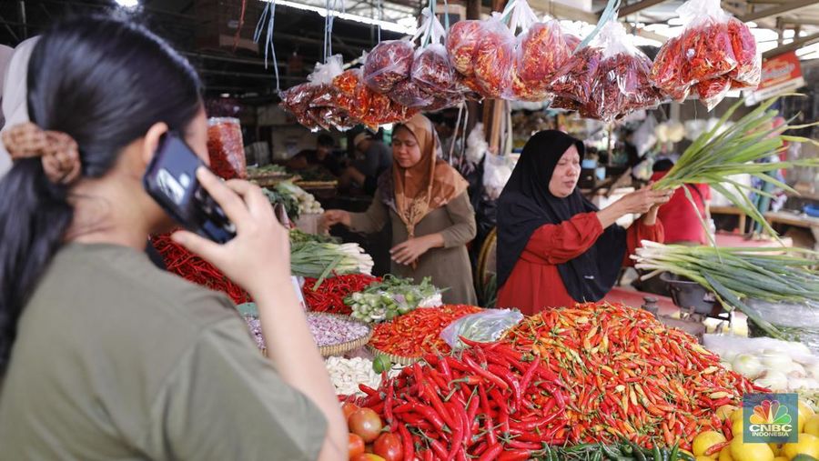 Pedagag menunggu calon pembeli di Pasar Kebayoran Lama, Jakarta, Senin (8/12/2025). (CNBC Indonesia/Tri Susilo)