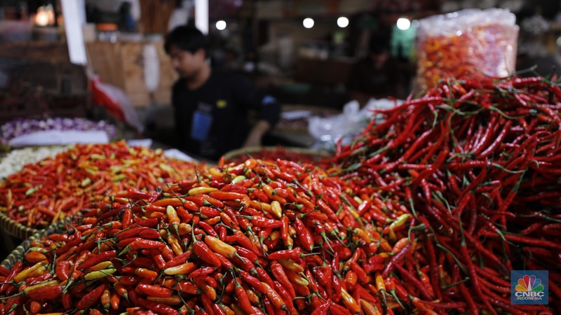 Pedagag menunggu calon pembeli di Pasar Kebayoran Lama, Jakarta, Senin (8/12/2025). (CNBC Indonesia/Tri Susilo)