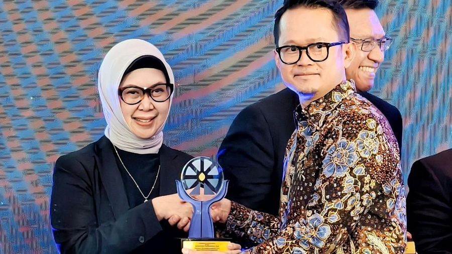 Direktur Human Capital PT Pegadaian, Tribuana Tunggadewi (kiri) menerima penghargaan dari Kementerian Usaha Mikro, Kecil, dan Menengah Republik Indonesia sebagai "Kolaborator Entrepreneur Hub" dalam acara Apresiasi Wirausaha Inspiratif 2025.