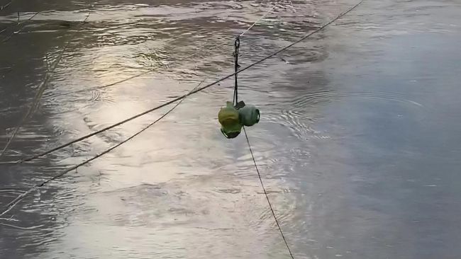 Pertamina Bersama Warga Salurkan LPG Melintasi Jembatan Putus di Aceh