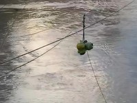 Pertamina Bersama Warga Salurkan LPG Melintasi Jembatan Putus di Aceh