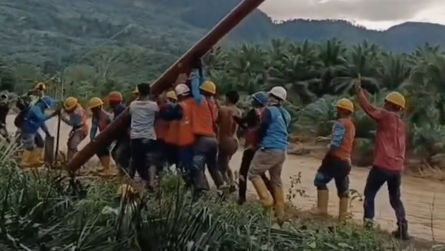 PLN berhasil memulihkan 100% sistem kelistrikan Sumatra Utara pada Minggu (07/12) yang sebelumnya terdampak banjir dan longsor. (Instagram/pln_id)