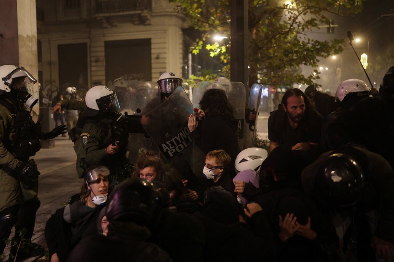 Para pengunjuk rasa berbaris selama demonstrasi peringatan penembakan polisi tahun 2008 terhadap pelajar berusia 15 tahun Alexandros Grigoropoulos, di Athena, Yunani, 6 Desember 2025. (REUTERS/Stelios Misinas)